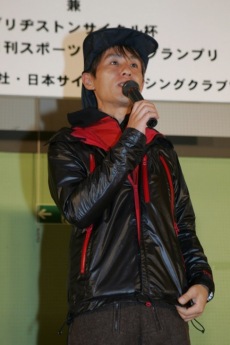 前夜祭であいさつするシャ乱Qのまことさん: photo: Takashi Nakazawa